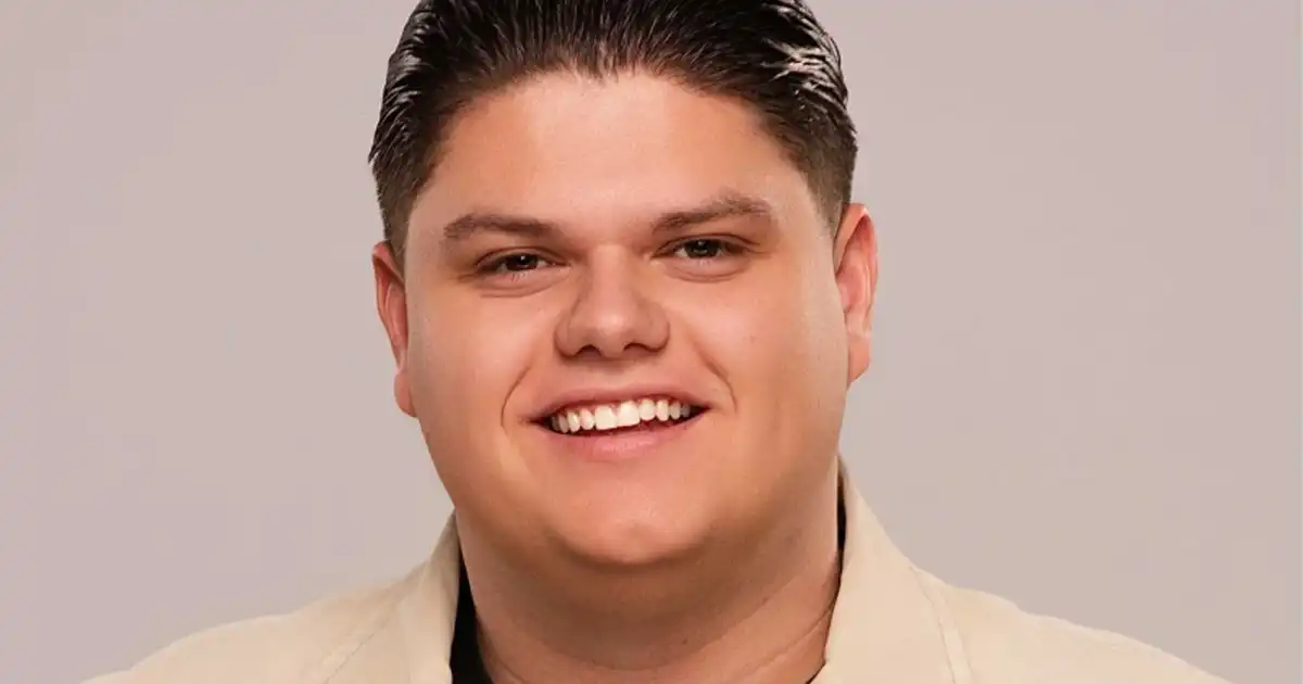 Justen de Wildt tijdens een optreden met zijn hit Cheerio