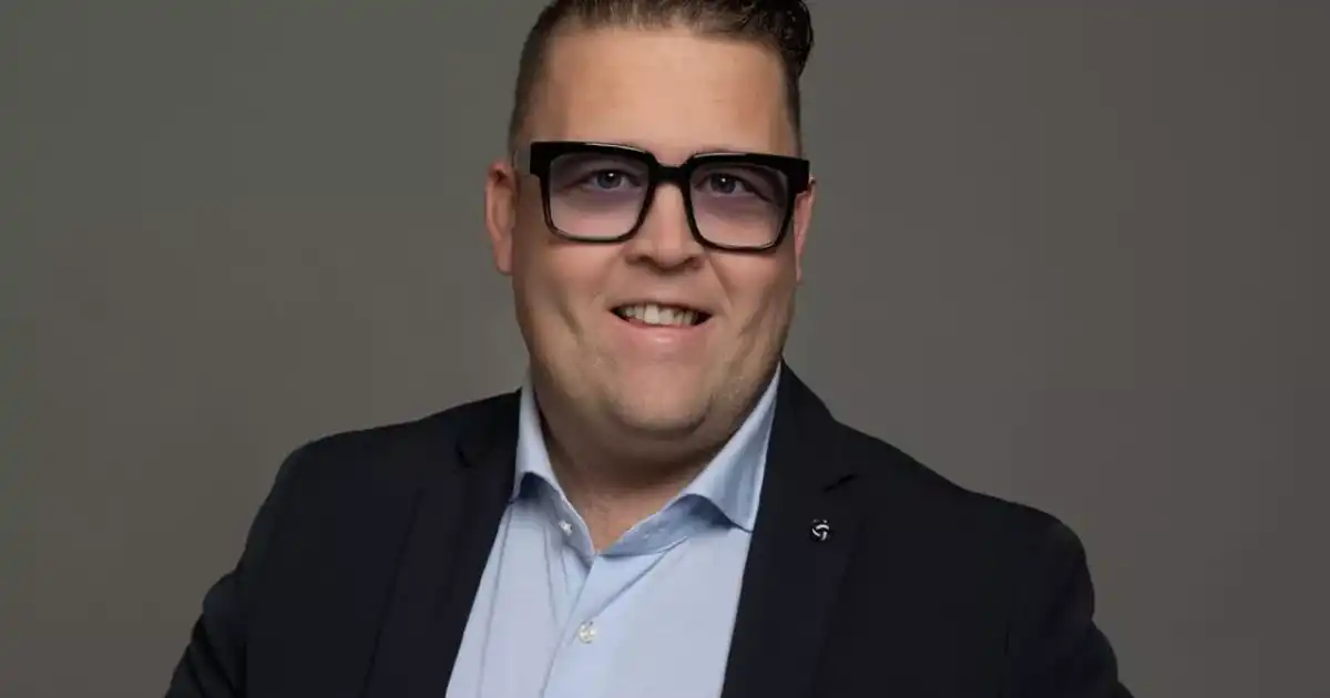 Rutger van Barneveld poseert voor een promotiefoto tijdens de release van Zwoele Zomernachten.